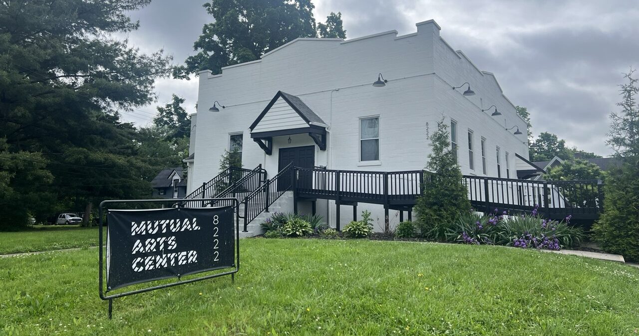 photo_2025-07-02_10-23-12 Photo of Mutual Arts Center Hartwell. Large white building with a staircase and a black ramp wrapped around the side. There is a black sign on the lawn that reads "Mutual Arts Centers."
